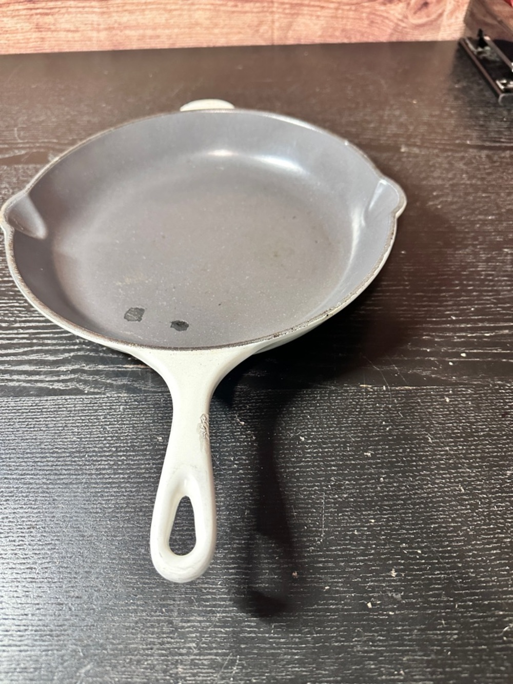Le Creuset #26 White enameled cast iron skillet 10.5” Double Spout